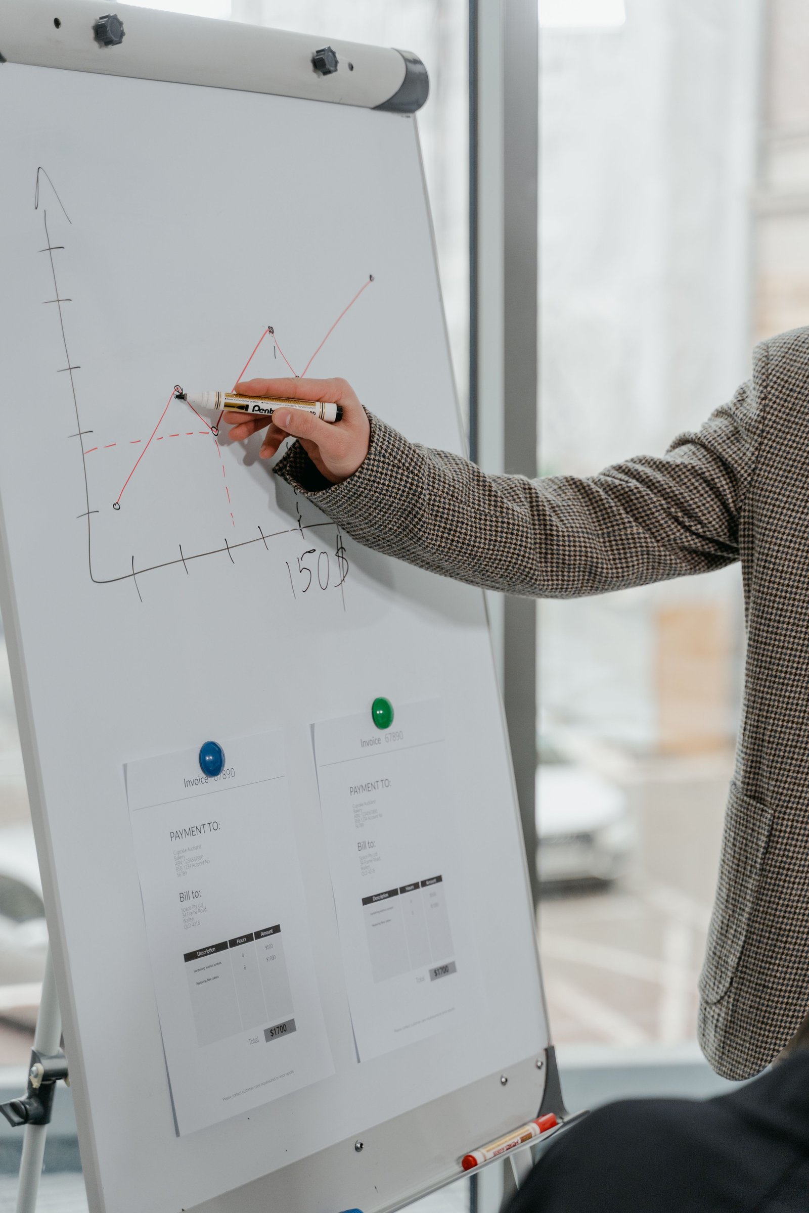 Profesionales trabajando con productos, documentación y materiales dentro de una estrategia de canal para una marca de salud