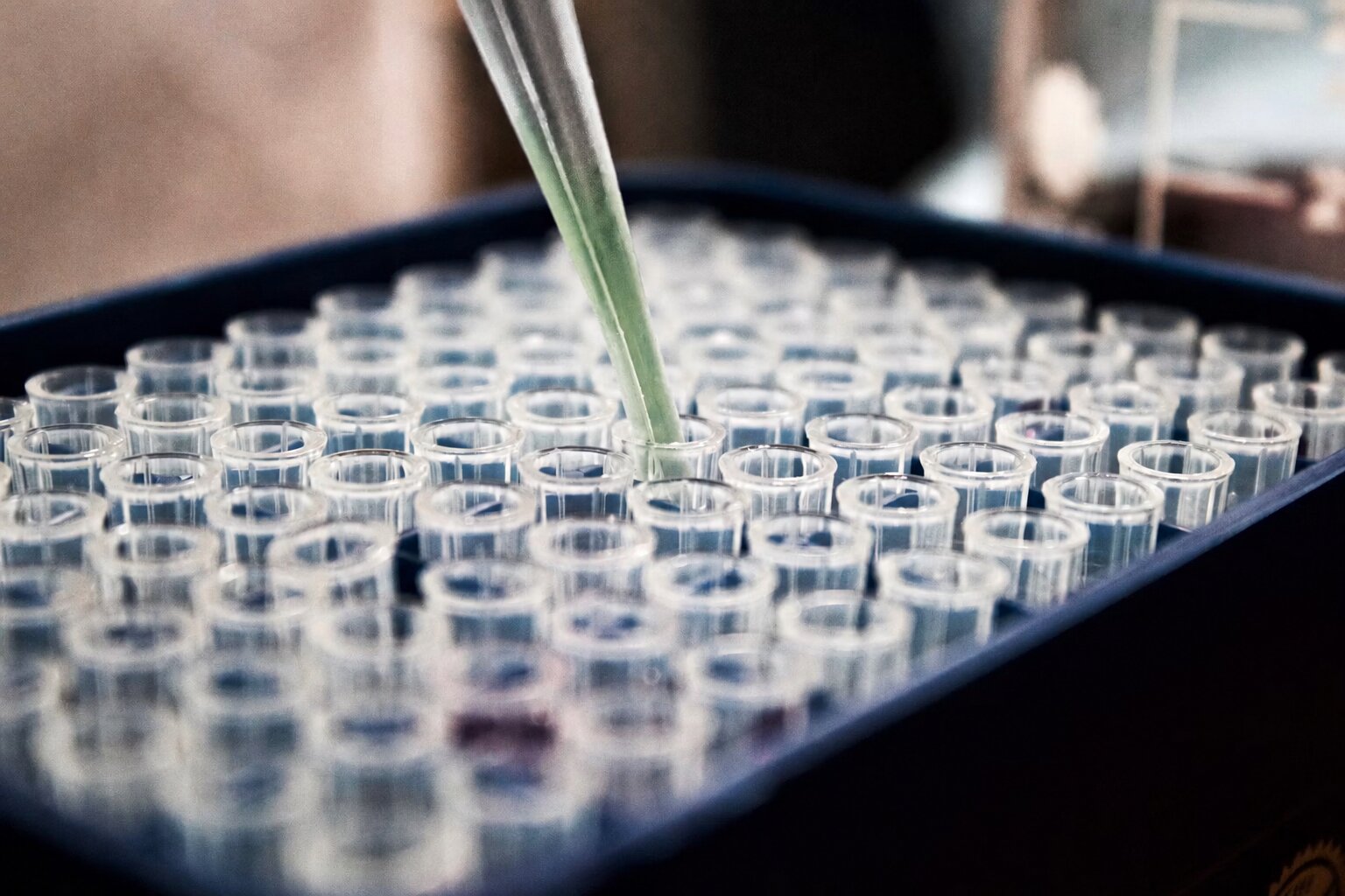 Profesionales trabajando en investigación e innovación farmacéutica